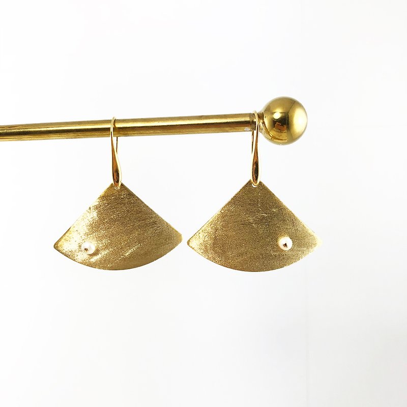 和风珍珠925纯银耳环 黄铜耳环 扇形耳环 北欧风耳环 新年礼物 - 耳环/耳夹 - 珍珠 金色