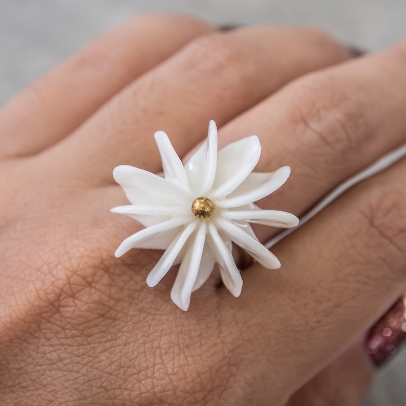 瓷制小型花朵戒指-白色 - 戒指 - 瓷 白色