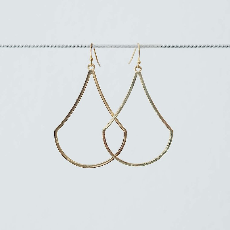 Sleek Gold Pear Shape Earrings. (piercing) - 耳环/耳夹 - 其他材质 多色