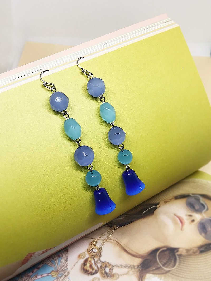 Andaman Ocean glass bead earrings - 耳环/耳夹 - 玻璃 蓝色