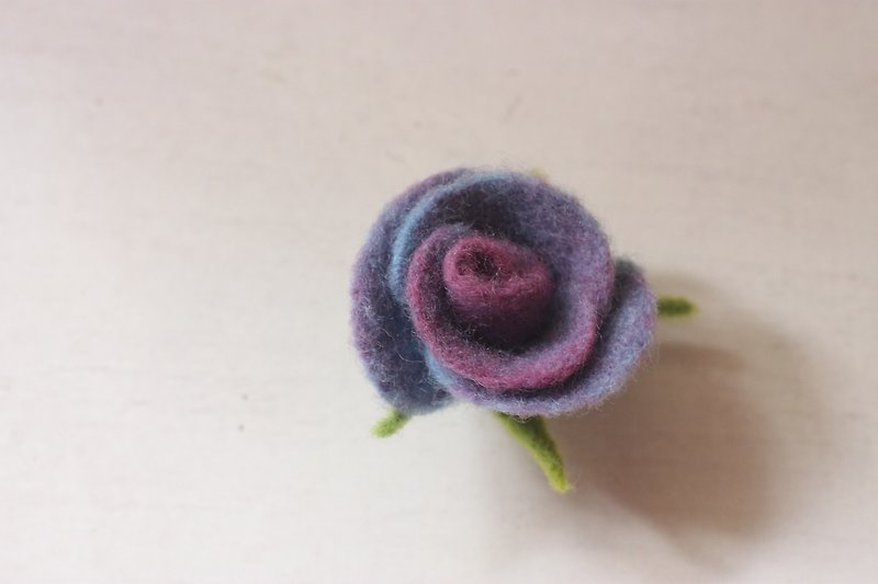 紫蓝渐层玫瑰胸针兼发夹 天然植物染色 - 胸针 - 羊毛 紫色