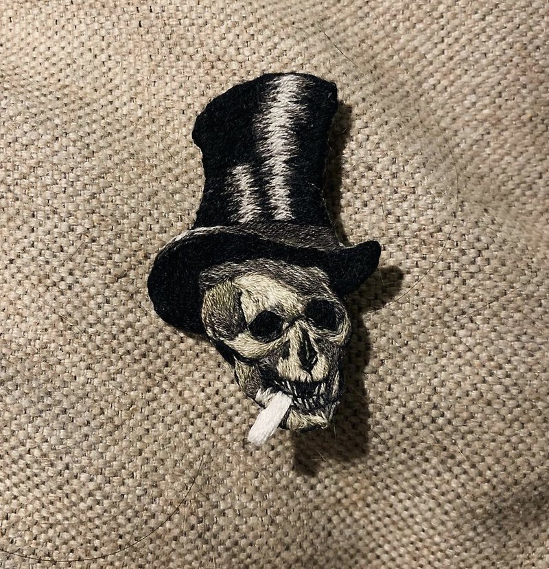 骷髅头 刺绣胸针 M.C. Escher Skull embroidery brooch - 胸针 - 绣线 灰色
