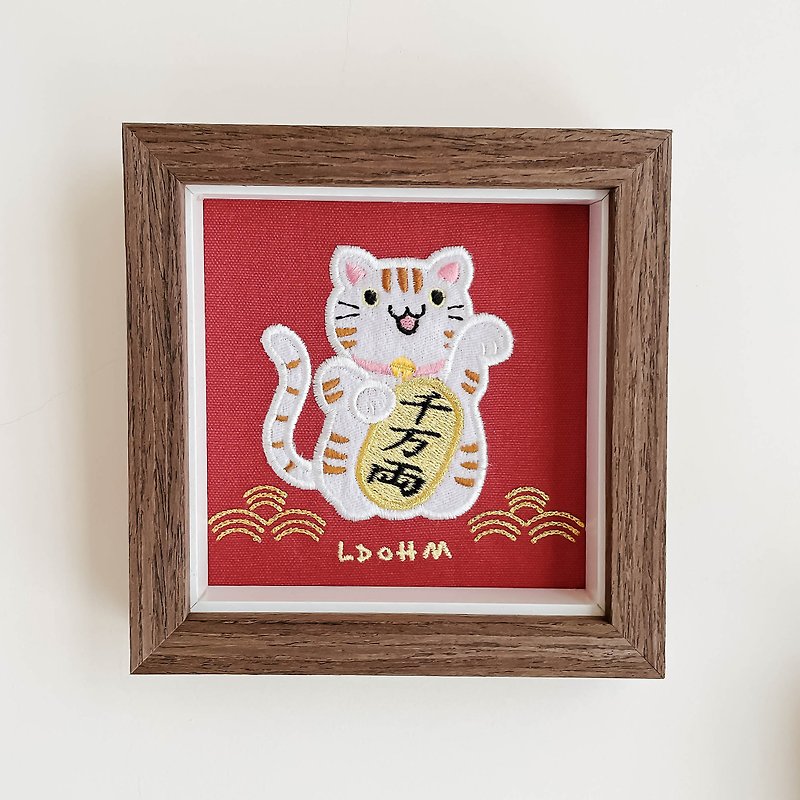 【招财猫】棕花纹白猫 刺绣画|实木框|附包装 - 画框/相框 - 棉．麻 红色