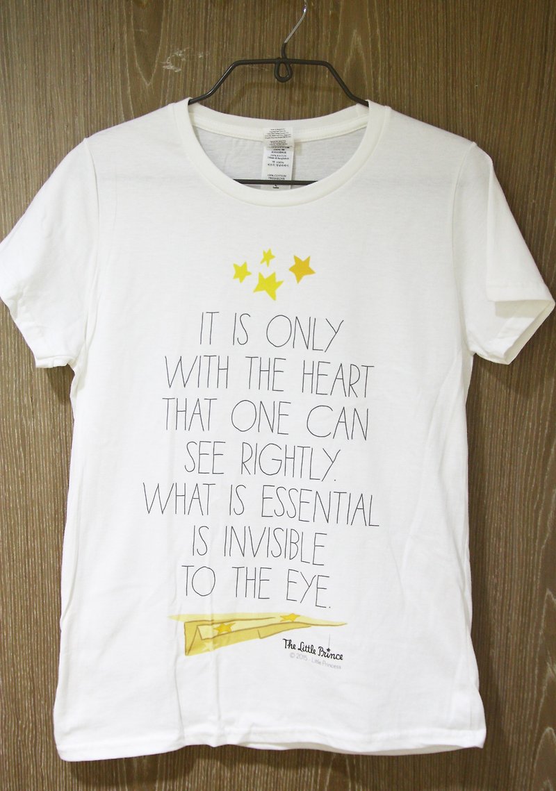 小王子电影版授权 - T恤：【重要的事只有用心才看得见】成人短袖 T-shirt,AD22 - 男装上衣/T 恤 - 棉．麻 黄色