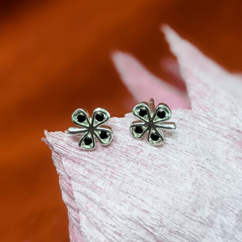 Four Clover Bud Earrings With Black Stone Facets AG999 | Jewelry Art Studio - 耳环/耳夹 - 银 银色