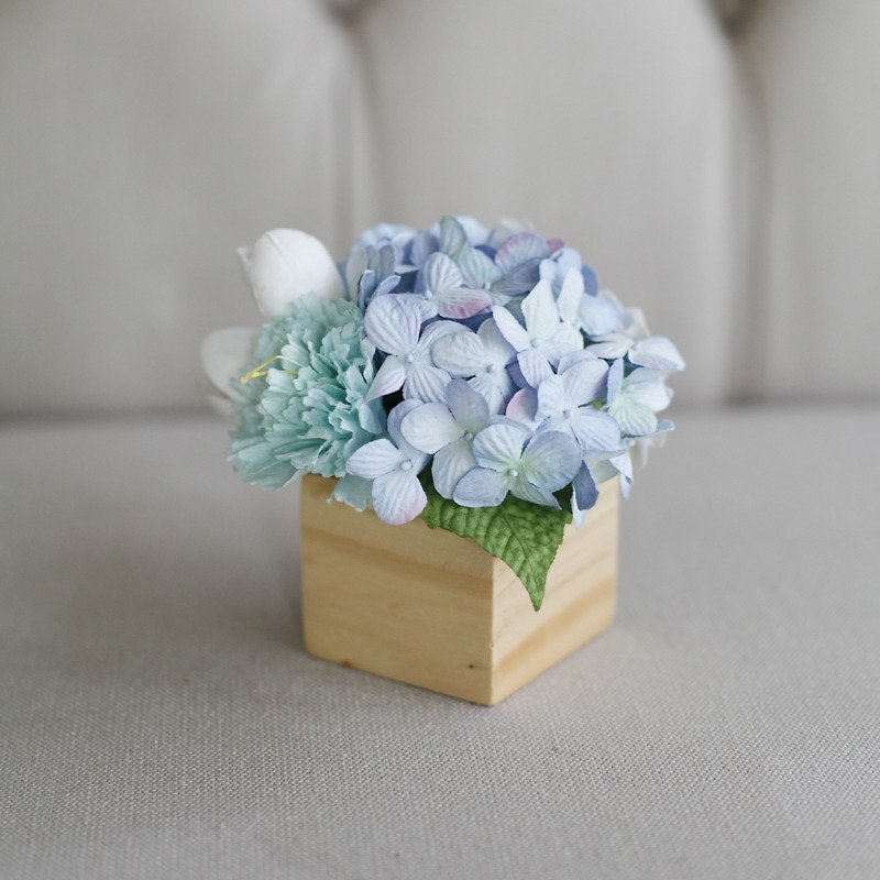CP109 : Mini Flower Wooden Pot Flower Decoration Light Blue Rose Size 4"x5" - 摆饰 - 纸 蓝色