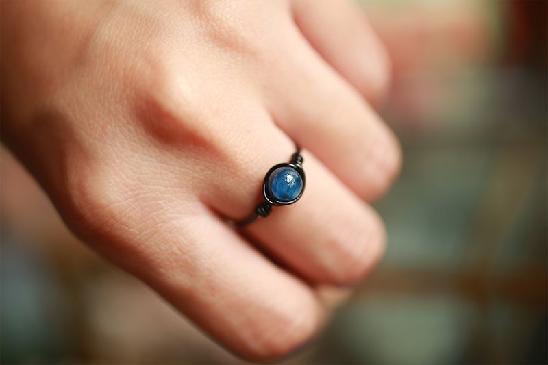 9月诞生石 -  6mm蓝晶黑线戒 (铜线) 男款 中性 - 戒指 - 宝石 蓝色