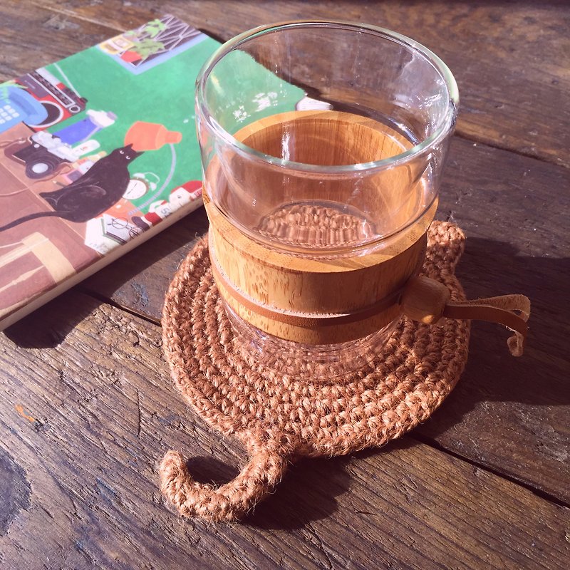 找回最初的感动编织猫咪背影杯垫  咖啡色单片 - 杯垫 - 棉．麻 咖啡色
