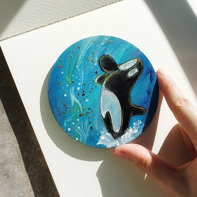 手绘鲸鱼杯垫/手绘跃出水面的海洋虎鲸圆木片杯垫/金粉彩绘隔热垫 - 杯垫 - 木头 蓝色