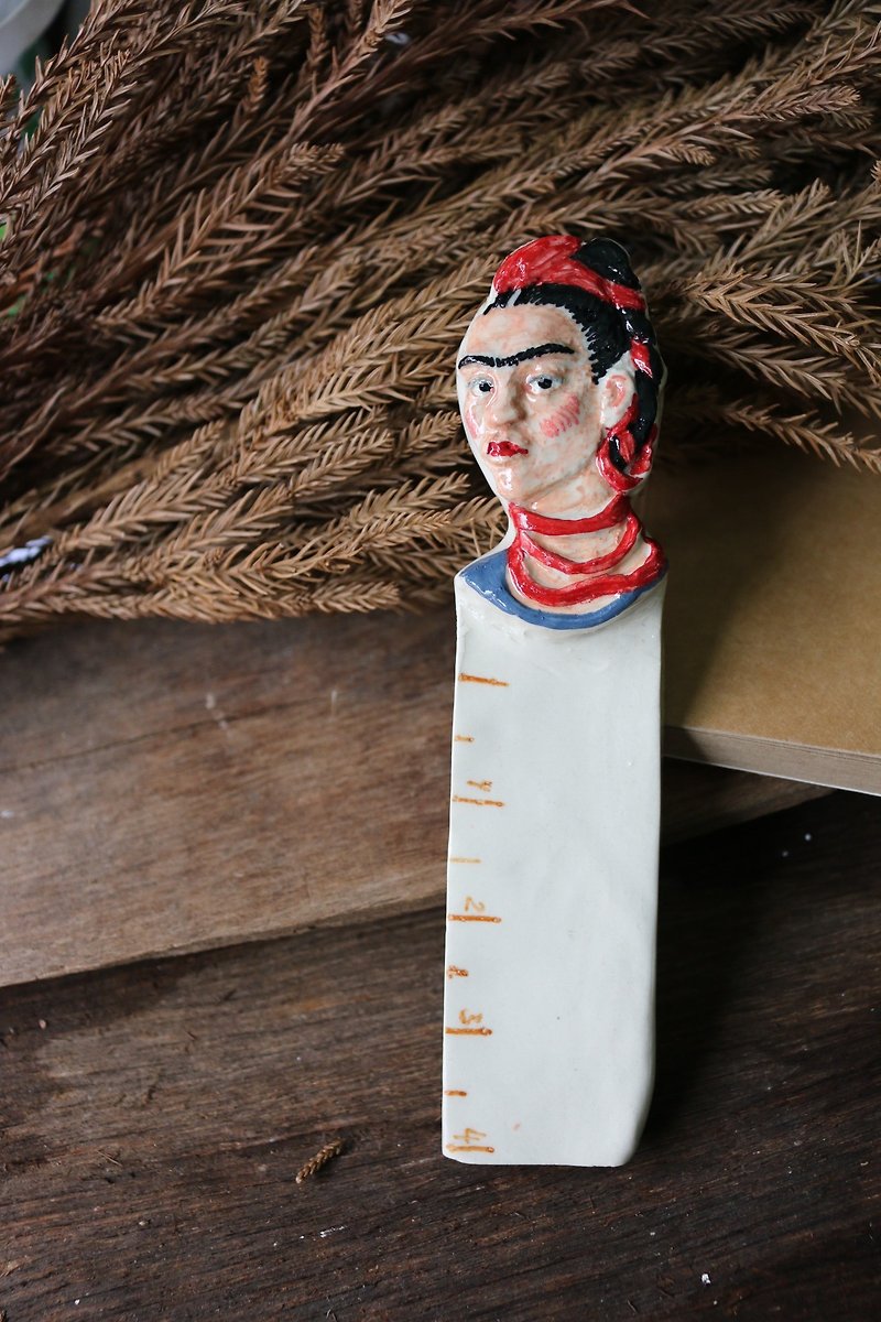 Ceramic Ruler Frida Kahlo  - 花瓶/陶器 - 陶 红色