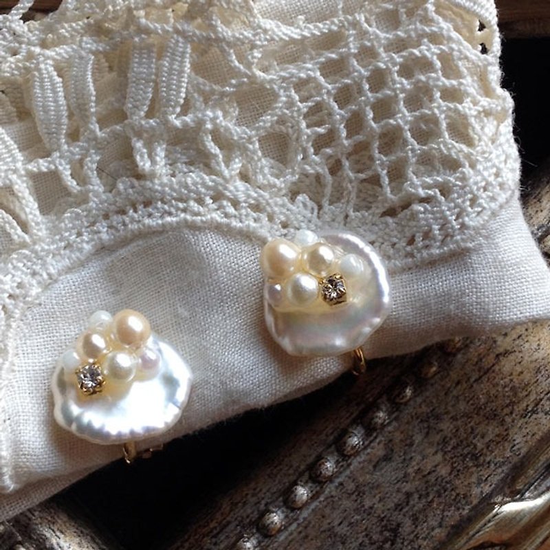16KGP freshwater pearl × vintage pearl ear clip＊16KGP淡水ケシパール×ビンテージパール　ひとひらイヤリング*耳夾 - 耳环/耳夹 - 宝石 白色