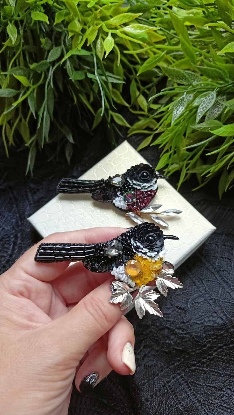 Brooch-pin handmade yellow bird, jewelry made of beads and crystals, brooch pin - 胸针 - 水晶 多色