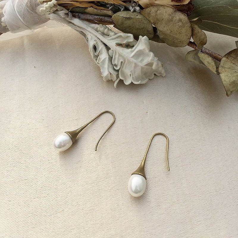 Diana 黄铜耳环 贝珍珠 仅耳洞款 - 耳环/耳夹 - 铜/黄铜 金色