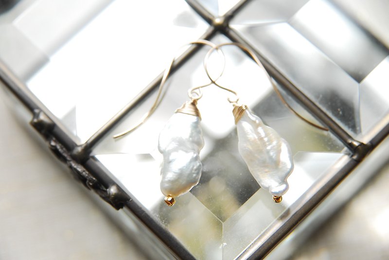 Uniquely shaped white Silver pearl earrings 14kgf