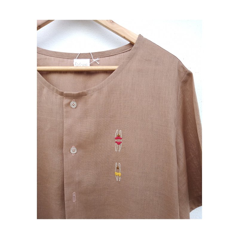 brown linen shirt embroidered swimmer - 女装上衣 - 棉．麻 咖啡色