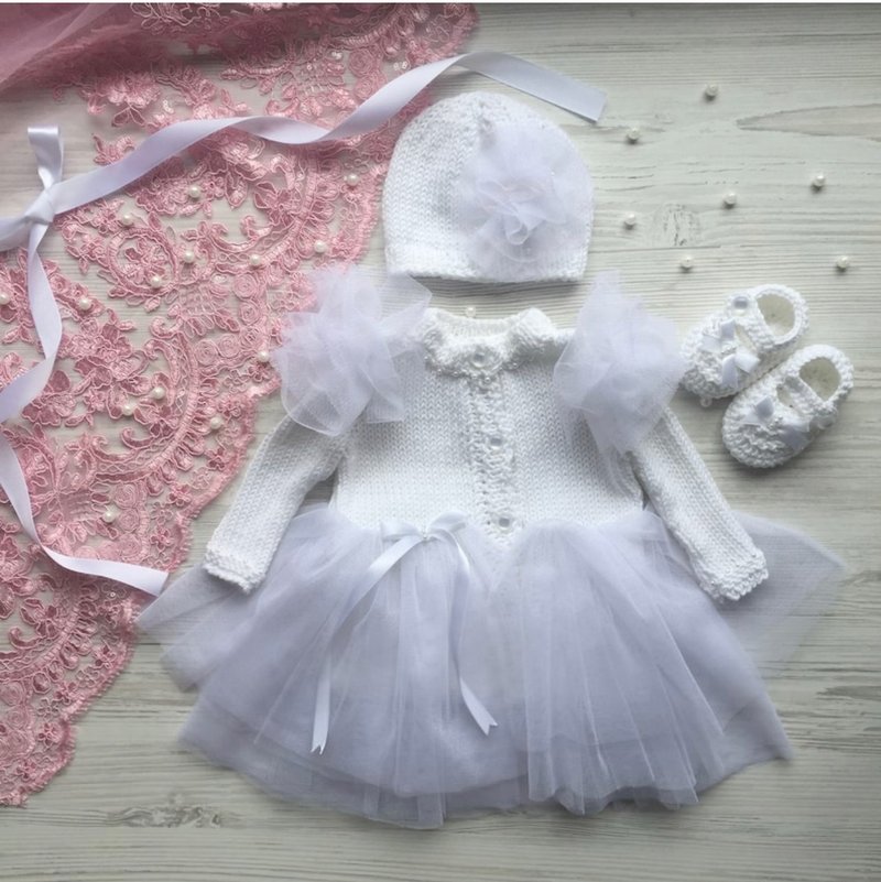 White clothing set for baby girl: dress with tule and pearls, hat, booties. Tha - 包屁衣/连体衣 - 其他材质 白色