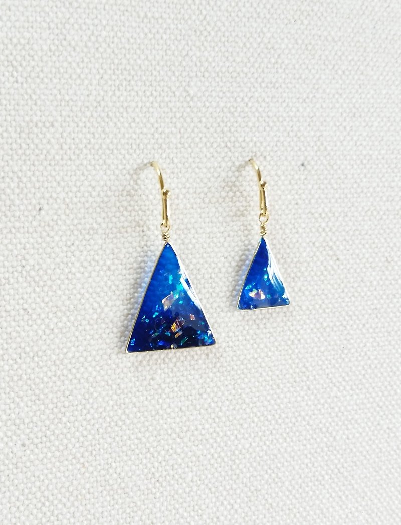 starry sky 三角の星空ピアスorイヤリング - 耳环/耳夹 - 树脂 蓝色