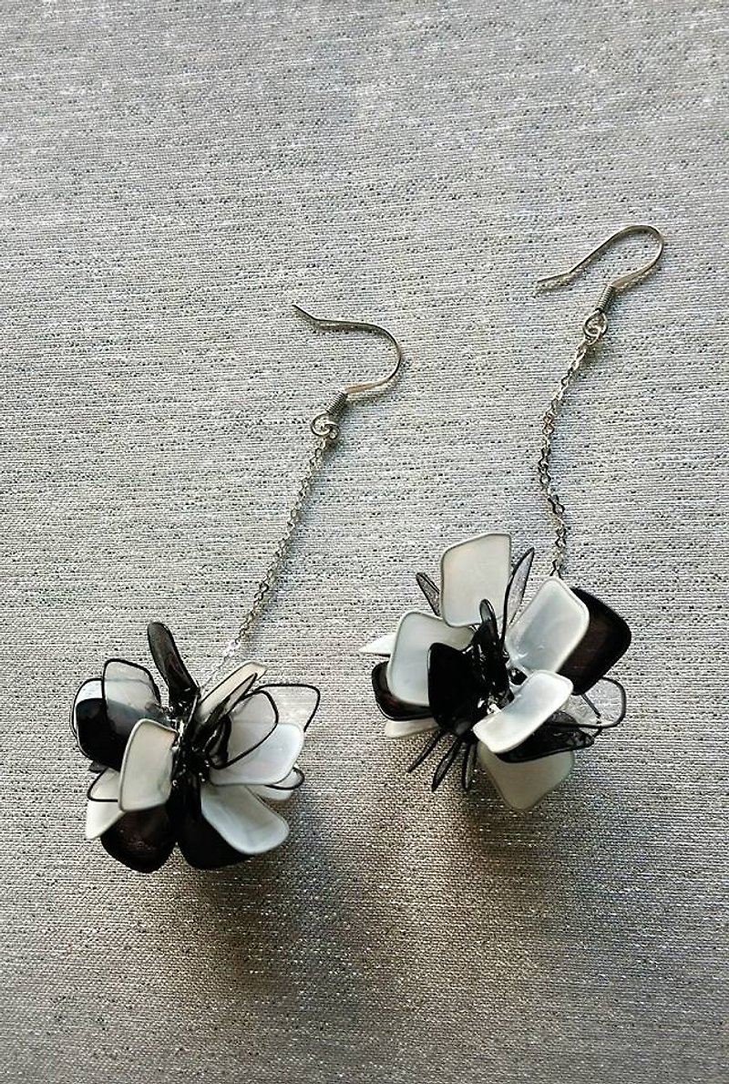 紫阳花球树脂耳环-纽约时尚黑白色<单支> - 耳环/耳夹 - 塑料 黑色