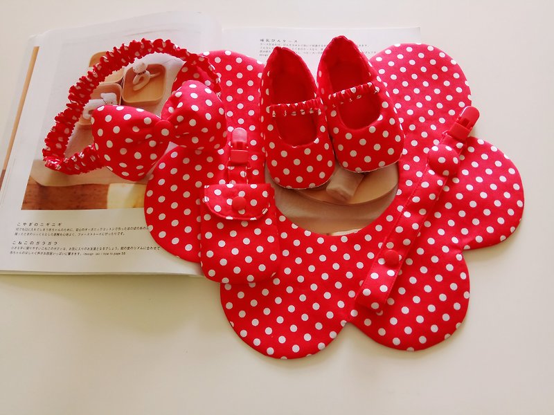红底白点点弥月礼物 婴儿鞋+花型围兜+发带+平安符袋+奶嘴夹 - 满月礼盒 - 棉．麻 红色