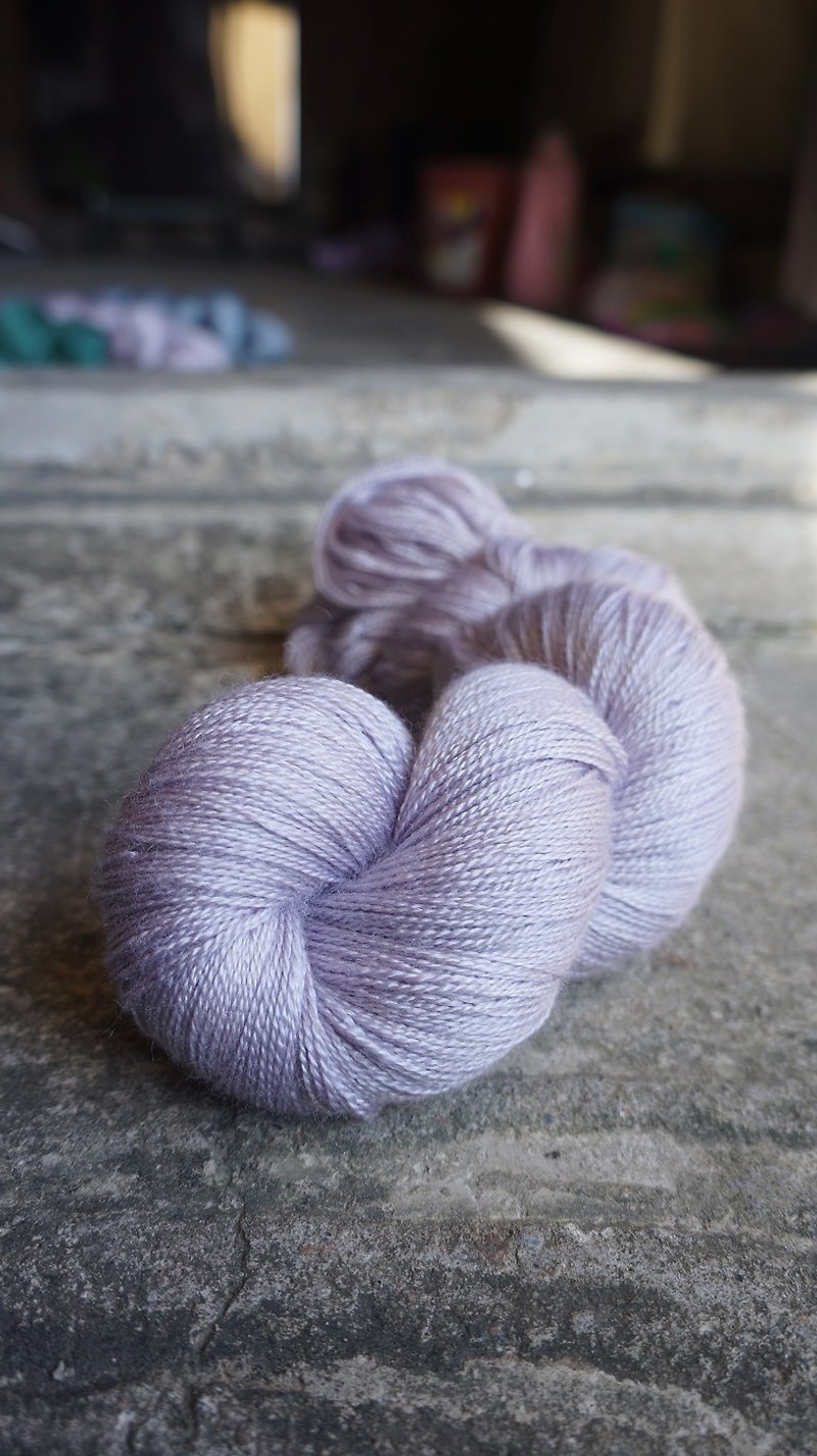 手染蕾丝线。微醺紫 (55 BFL/45 Silk) - 编织/刺绣/羊毛毡/裁缝 - 丝．绢 