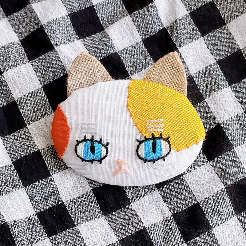 三毛猫の刺繍ブローチ - 胸针 - 棉．麻 白色