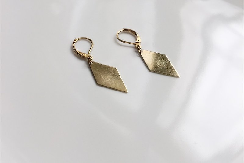 角角 简约百搭黄铜造型耳环 - 耳环/耳夹 - 宝石 金色