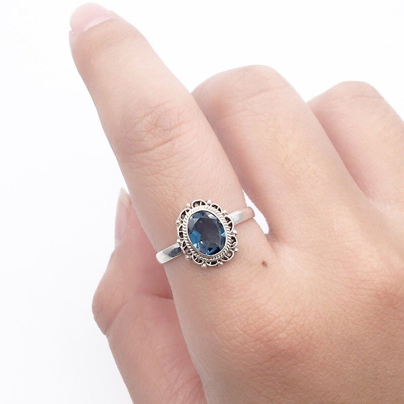 蓝托帕石925纯银花边戒指 尼泊尔手工镶嵌制作(款式1) - 戒指 - 宝石 蓝色