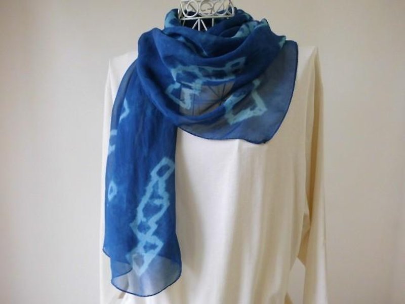 シルクローン(藍とクチナシブルー)重ね絞り染めストール - 丝巾 - 丝．绢 蓝色