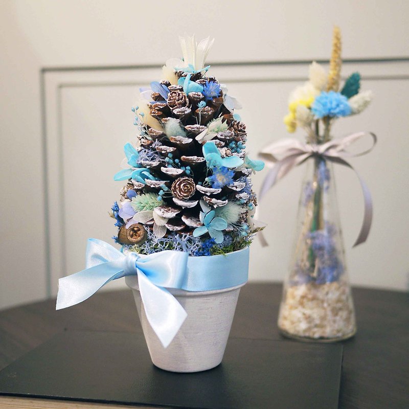 圣诞礼赞-冰雪奇缘 蓝白绣球花 松果圣诞树 (预购) - 干燥花/捧花 - 植物．花 蓝色