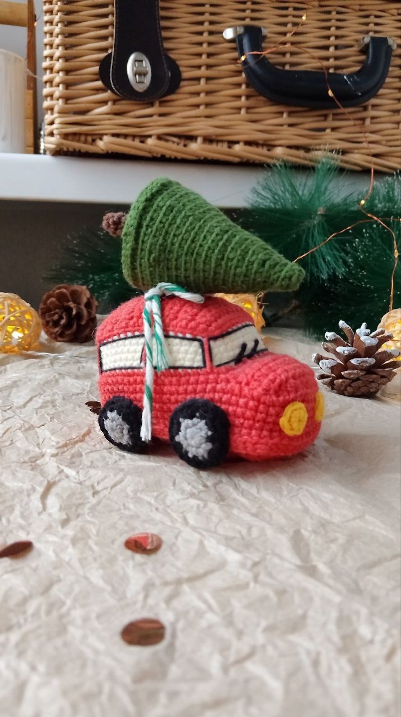 有圣诞树的红色汽车作为礼物。节日玩具家居装饰。新年红车 - 玩具/玩偶 - 棉．麻 多色