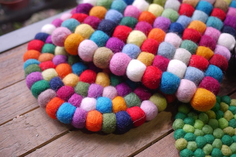 彩色羊毛毡球球锅垫 - 餐垫/桌巾 - 羊毛 