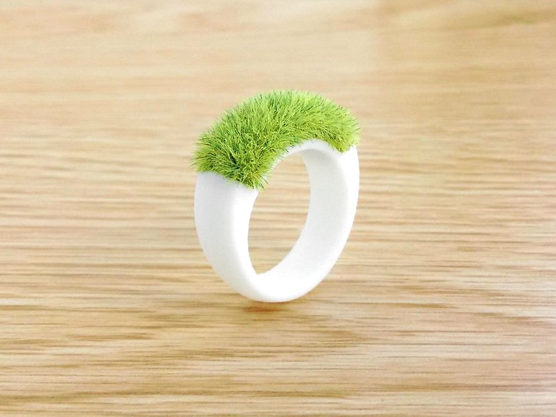 Grass Ring unique Lawn Green Miniature planter - 戒指 - 塑料 绿色