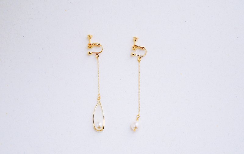 雫-耳夹--篓空水滴嵌水晶珍珠不对称耳环 - 耳环/耳夹 - 其他金属 金色