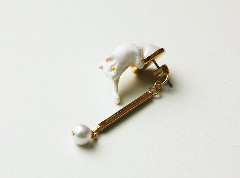 戯れネコのピアス/イヤリング  白猫さん - 耳环/耳夹 - 塑料 白色