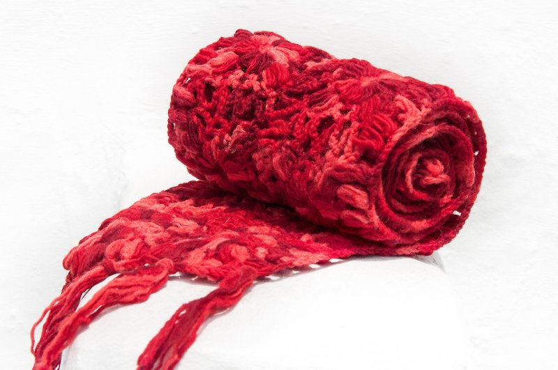 手工钩织羊毛围巾/花朵钩织丝巾/花朵编织拼接羊毛丝巾-渐层草莓 - 围巾/披肩 - 羊毛 红色