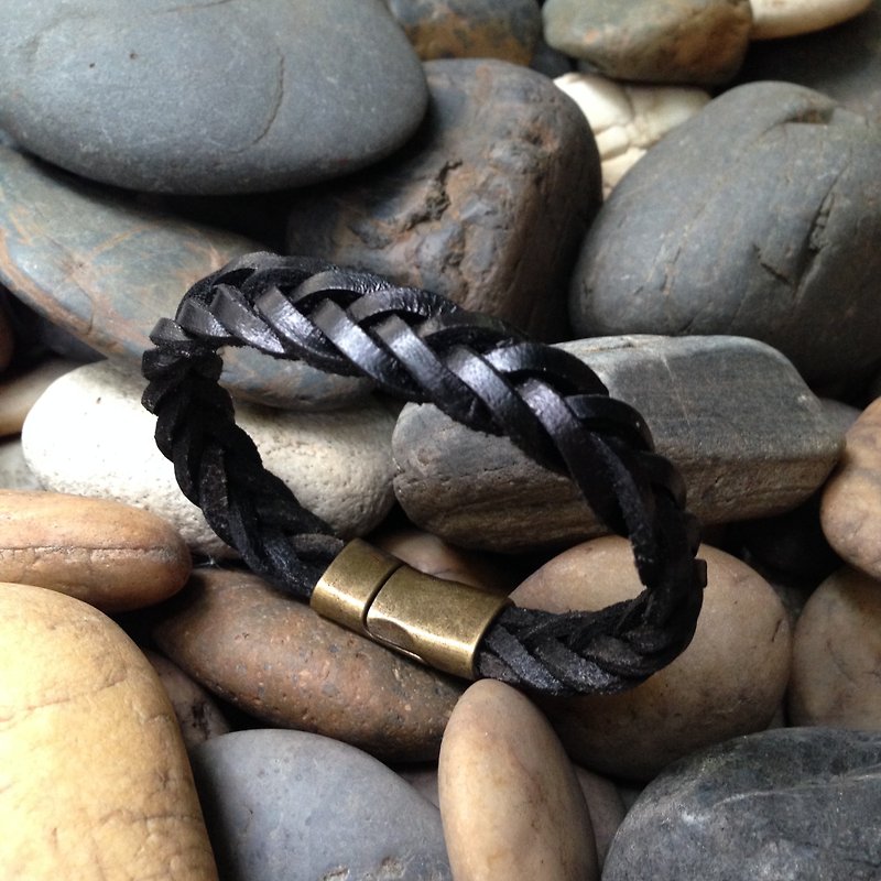 Black Weave Leather Bracelet with Brass Clasp - 手链/手环 - 真皮 黑色