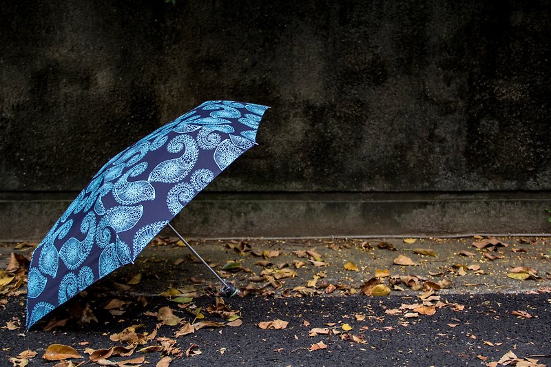 UrbaneUmbrella 钛色伞骨三折变形虫印刷伞-深蓝 - 雨伞/雨衣 - 聚酯纤维 蓝色