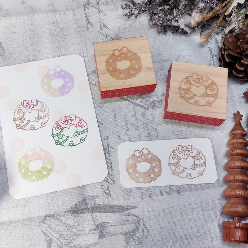 【12月限定商品】小小圣诞花圈 手刻印章 橡皮章 圣诞包装 - 卡片/明信片 - 木头 粉红色