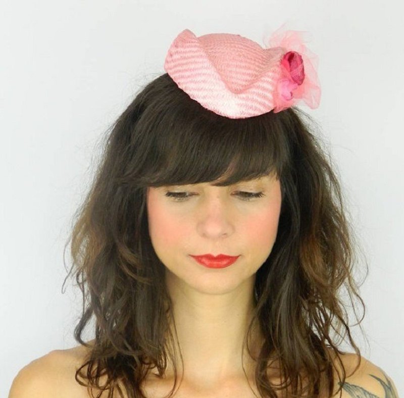 SALE! Pillbox Hat Fascinator Headpiece with Kitsch Fabric Flowers, Tulle Veil in shades of Pink Cocktail Hat Spring Summer Party, Vintage Look - 帽子 - 其他材质 粉红色