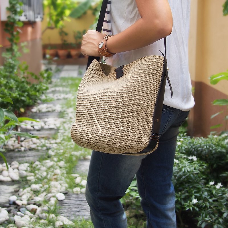 Crochet bag minimal style, everyday summer bag natural brown and leather strap - 手提包/手提袋 - 其他材质 卡其色