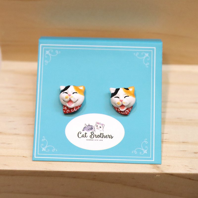 Laughing calico cat wearing the red scarf earrings, Calico Cat Stud Earrings - 耳环/耳夹 - 粘土 多色
