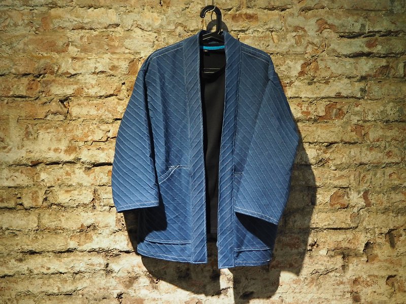 AMIN'S SHINY WORLD手工定制KIMONO蓝染斜线压纹罩衫大衣 - 男装外套 - 棉．麻 蓝色