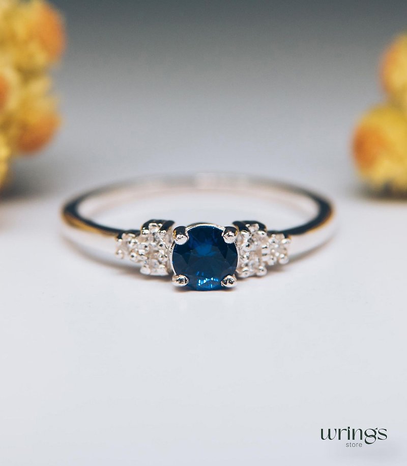 圆形蓝宝石簇形订婚戒指配立方氧化锆白色宝石 - 戒指 - 纯银 蓝色