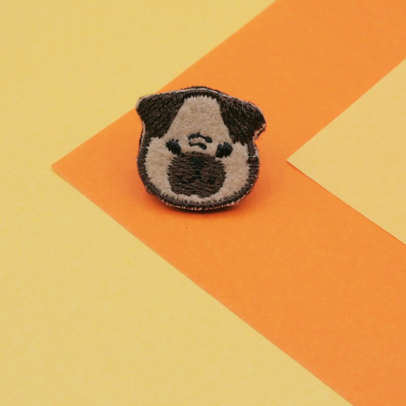 Pug Dog Patch on Pin (felt brooch with butterfly clasp) - 胸针 - 绣线 咖啡色