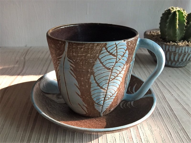蓝彩片羽咖啡杯盘组_陶器马克杯 - 咖啡杯/马克杯 - 陶 咖啡色