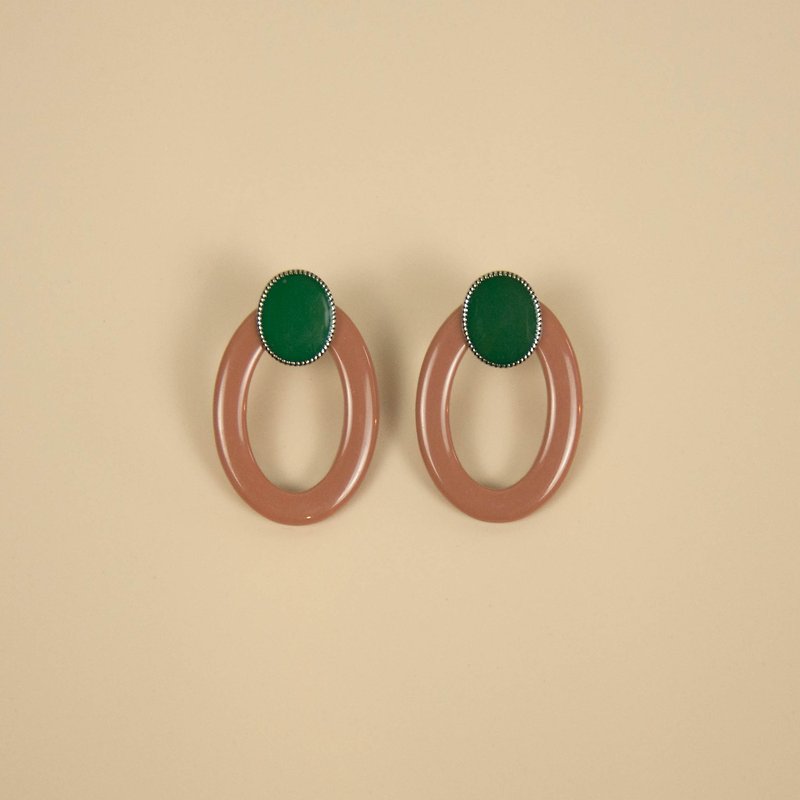绿杏椭圆耳环 - 耳环/耳夹 - 压克力 卡其色