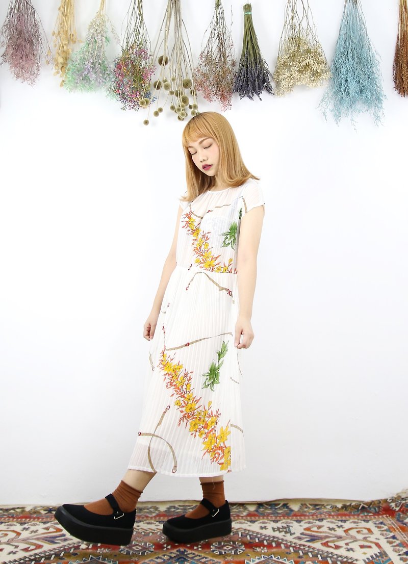 Back to Green:: 削肩百折随意 黄花 vintage dress (DS-12) - 洋装/连衣裙 - 丝．绢 