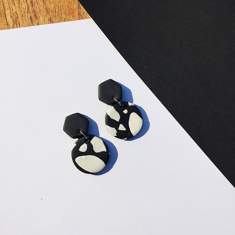 Hand made Polymer clay earrings Black & White collection Circle Shape - 耳环/耳夹 - 其他材质 多色