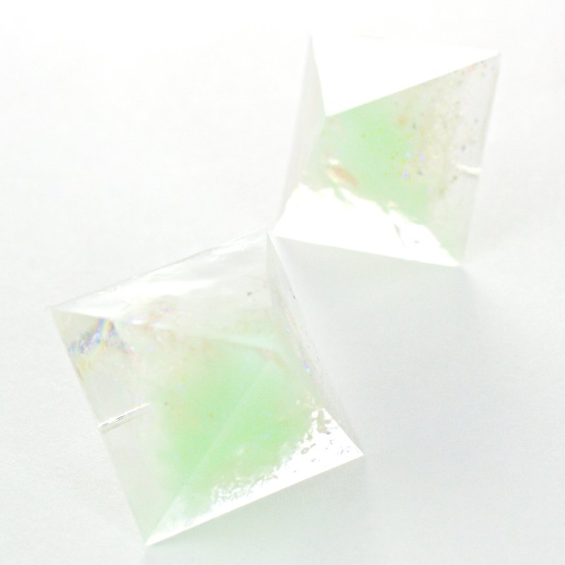ピラミッドピアス(ミント樹氷) - 耳环/耳夹 - 其他材质 多色