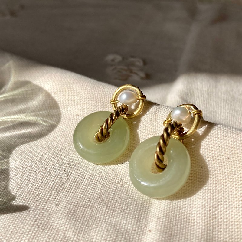 老林杂货 | 和田玉珍珠黄铜耳环 (针式 / 夹式) - 耳环/耳夹 - 玉石 绿色